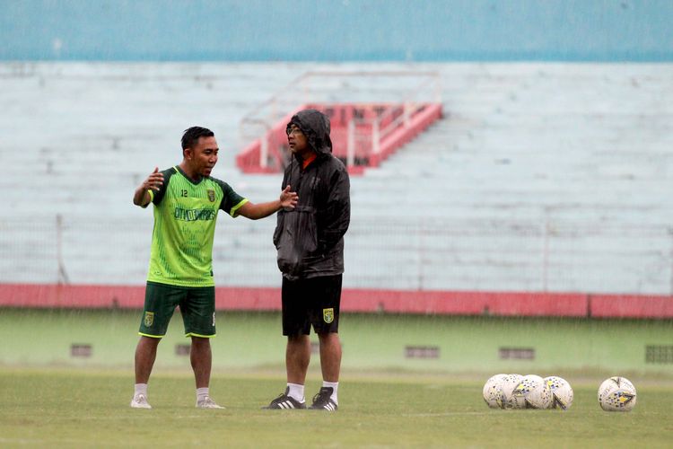 Pelatih Persebaya Surabaya, Aji Santoso berbincang dengang Rendi Irwan di Stadion Gelora Delta Sidoarjo, Jawa Timur, Senin (06/01/2020) sore.