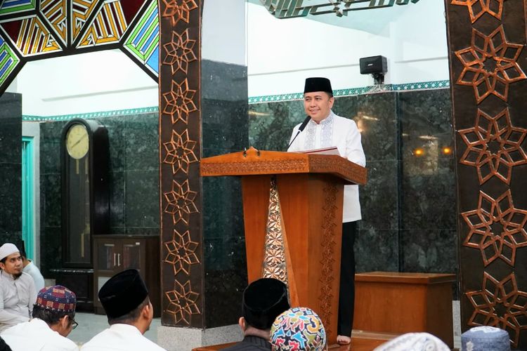 Penjabat (Pj) Gubernur Sumatera Selatan (Sumsel) Agus Fatoni saat menghadiri Pengajian Ramadhan 1445 H di Masjid Al-Aqobah PT Pusri, Palembang, Sumatera Selatan, Selasa (26/3/2024). 