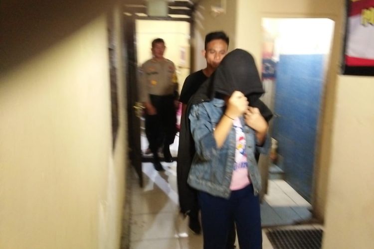 AY (18), seorang wanita yang nekat membuang bayi yang dilahirkannya saat dibawa ke kantor Polres Pelabuhan Makassar, Rabu (8/5/2019) malam. 