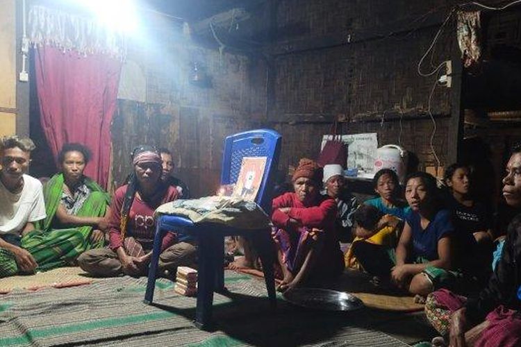 
RUMAH DUKA. Suasana di rumah duka korban KKB Papua, Yohanes Rangkas di Desa Bangka Ajang, Manggarai, Sabtu 16 Juli 2022. 
