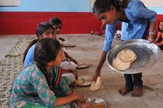 Tidak Punya Dapur, Sekolah di India Masak Makan Siang di Toilet
