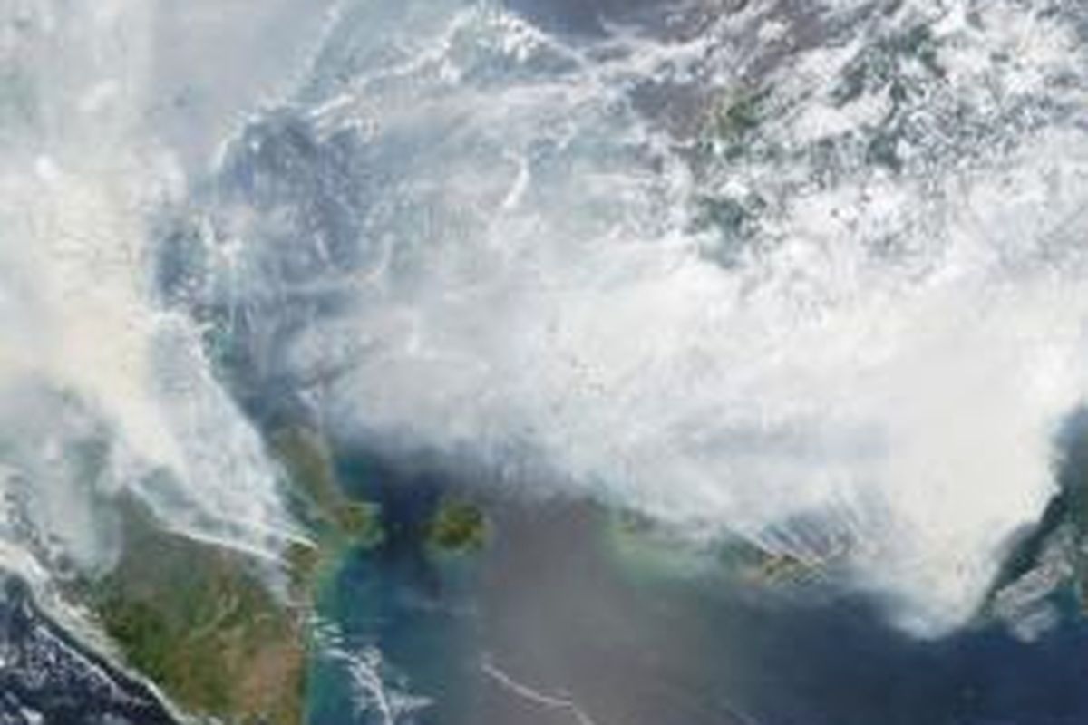 Citra Satelit NASA yang menunjukan kabut asap yang menutupi kawasan Pulau Sumatra dan Kalimantan