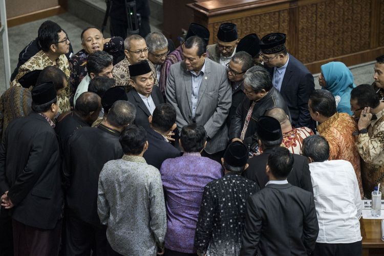 Anggota DPR Fraksi PKS melakukan konsolidasi seusai musyawarah dan lobi di sela-sela rapat sidang Paripurna ke-32 masa persidangan V tahun sidang 2016-2017 di Kompleks Parlemen Senayan, Jakarta, Kamis (20/7/2017). Hasil musyawarah pimpinan DPR dengan pimpinan Fraksi disetujui 573 pasal pemilu dan voting untuk dua opsi paket A atau B. 