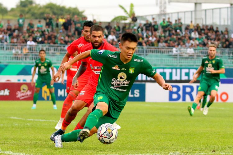 Pemain Persebaya Surabaya Sho Yamamoto dijaga pemain Borneo FC saat pertandingan pekan ke-22 Liga 1 2022-2023 yang berakhir dengan skor 3-2 di Stadion Gelora Joko Samudro Gresik, Jumat (3/2/2023) sore.