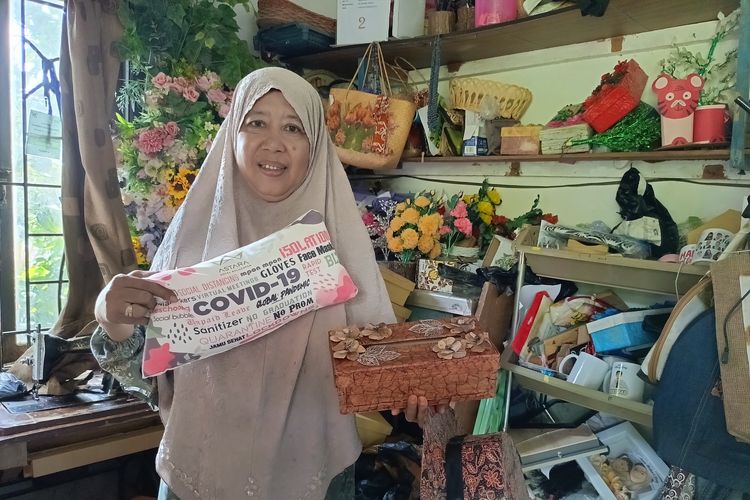 Lili Komaryati, pemilik Tryada Craft, di workshop Batu Ampar, Kota Balikpapan