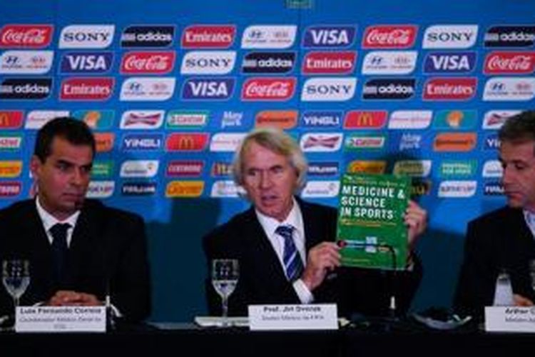Kepala Divisi Medis FIFA Jiri Dvorak (tengah), pada pertemuan dengan pemerintah Brasil, di Sao Paolo, Sabtu (15/2/2014).