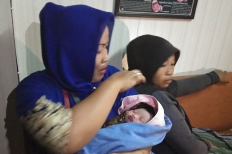 Seorang ibu hamil bernama Misriyati melahirkan di KMP Kirana II, kapal penyeberangan Merak-Bakauheni, Selasa (12/6/2018). 
