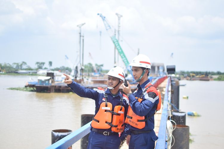 Pekerja lapangan Waskita Karya.
