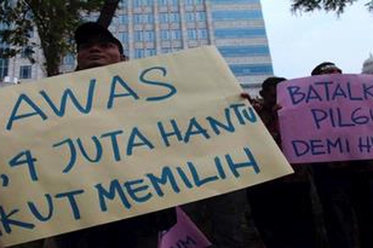 Massa aksi  saat berunjukrasa di depan Kantor KPUD DKI Jakarta, AJlan Budi Kemulyaan, Jakarta Pusat, Jumat (18/5/2012). Aksi yang diikuti ratusan orang dari berbagai parpol dan organisasi tersebut untuk menolak 1,4 juta pemilih fiktif yang tercantum dalam Daftar Pemilih Sementara Pilgub DKI Jakarta. Karena aksi ini KPUD menunda penetapan Daftar Pemilih Tetap yang direncanakan antara 20-22 Mei mendatang. 