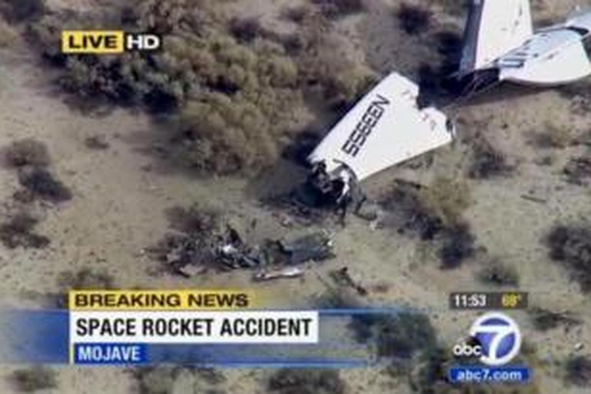 Gambar cuplikan dari video milik jaringan KABC News di Los Angeles, memperlihatkan kepingan pesawat ruang angkasai milik Virgin Galactic, SpaceShipTwo, Jumat (31/10/2014) waktu setempat. 
