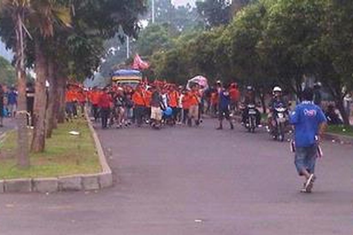 Kelompok suporter Persija, JakMania menuju Stadion Utama Senayan, untuk menyaksikan klub kesayangannya menjamu Arema Malang, Minggu (30/5/2010) sore.