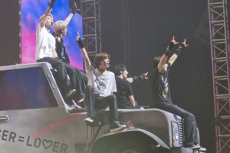Boygroup Korea TXT tampil di konser tunggal perdana di ICE BSD, Tangerang Selatan, Rabu (12/10/2022).