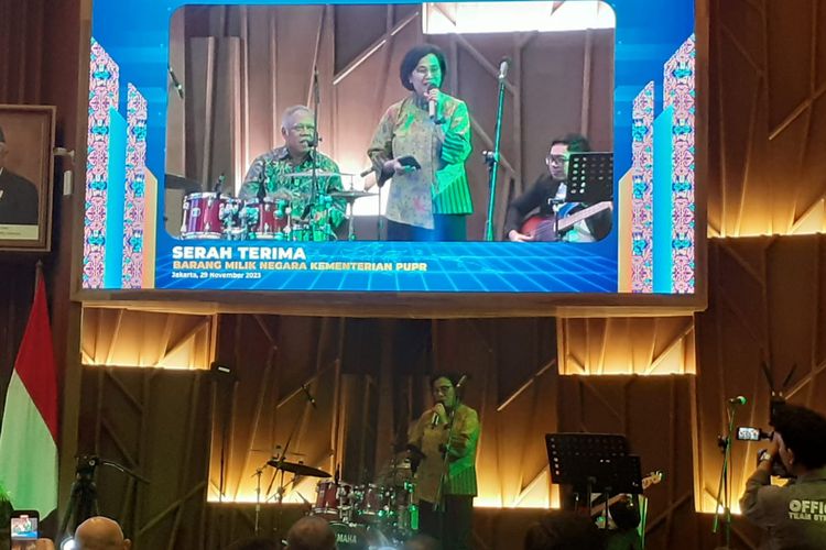 Basuki dan Sri Mulyani nge-band bareng pada acara Serah Terima BMN di Kantor Kementerian PUPR, Jakarta, Rabu (29/11/2023).
