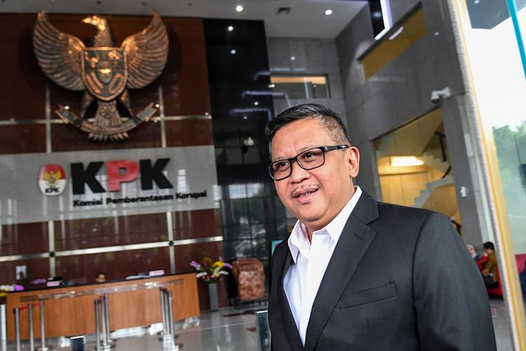 Sekjen PDIP Hasto Kristiyanto berjalan meninggalkan ruangan usai menjalani pemeriksaan di gedung KPK, Jakarta, Jumat (24/1/2020).  KPK memeriksa Hasto Kristiyanto sebagai saksi dari tersangka Saeful, yang merupakan staf Sekjen PDIP, terkait kasus suap penetapan pergantian antar waktu (PAW) anggota DPR 2019-2024. ANTARA FOTO/M Risyal Hidayat/ama.