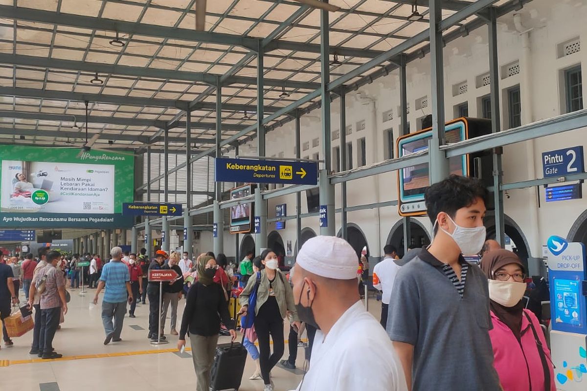 Suasana Stasiun Pasar Senen, Jakarta Pusat, terpantau ramai dan kondusif usai libur Lebaran telah berakhir, Selasa (10/5/2022).