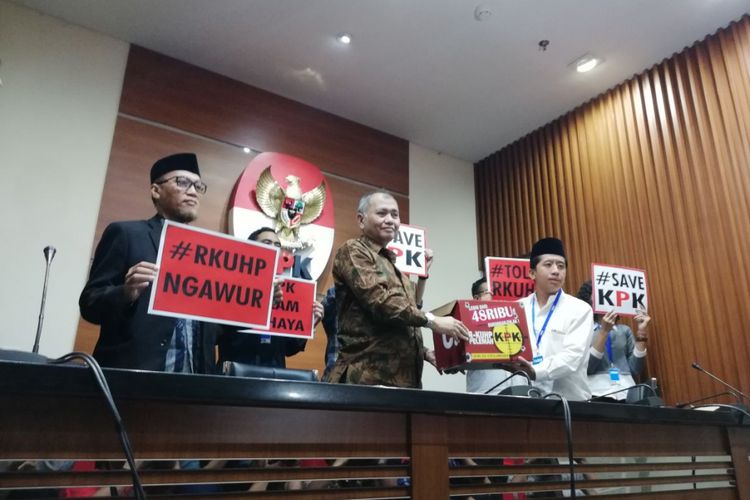 Sejumlah organisasi masyarakat yang tergabung dalam Koalisi Masyarakat Sipil Antikorupsi menyerahkan petisi KPK Dalam Bahaya, Tarik Semua Aturan Korupsi dari RKUHP! ke Ketua Komisi Pemberantasan Korupsi Agus Rahardjo, Selasa (5/6/2018). 