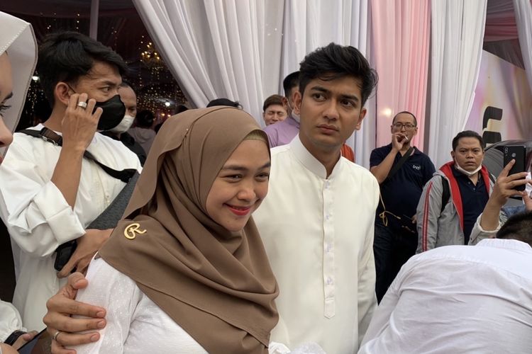 YouTuber Ria Ricis dan suaminya Teuku Ryan saat ditemui di acara Halal Bihalal di kawasan Condet, Jakarta Timur, Selasa (17/5/2022).