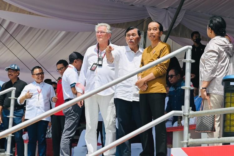 Presiden Joko Widodo bersama Menteri Koordinator bidang Kemaritiman dan Investasi Luhut Binsar Pandjaitan di Pelabuhan Muliaraja Napitupulu Balige, Kabupaten Toba, Provinsi Sumatera Utara, pada Minggu (26/2/2023). 