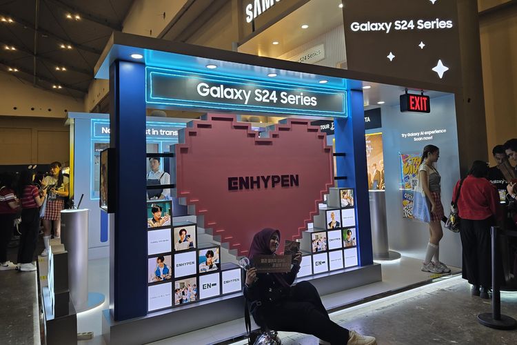 Samsung hadir menawarkan pengalaman photo booth untuk mengabadikan momen konser EnHypen. Foto tersebut bisa dicetak secara fisik dan disimpan oleh penggemar.
Printing foto yang dihadirkan juga bukan sekedar foto biasa. Ada dekorasi teks EnHypen Concert Moments: Galaxy S24 series, tajuk konser EnHypen, serta emoji love warna-warni sebagai elemen pelengkap.