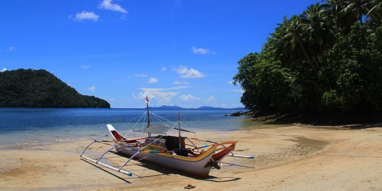 Salah satu pantai di Manalu, Kabupaten Kepualaun Sangihe yang tenang dengan pasirnya yang khas.