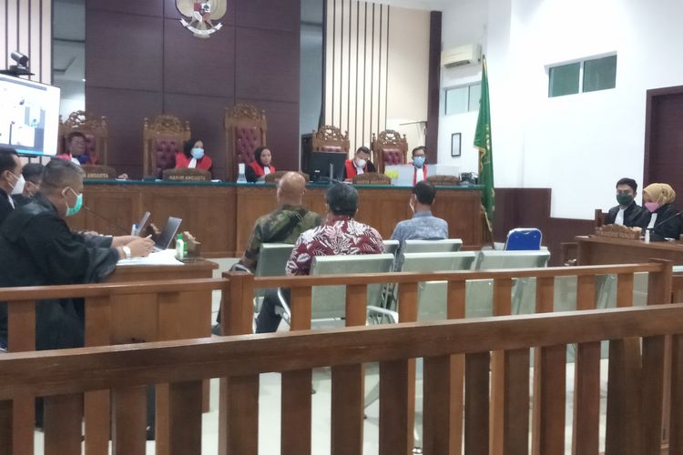 Sidang kasus dugaan korupsi pengaturan cukai rokok dan minuman mengandung etil alkohol (MMEA) di Badan Pengusahaan (BP) Bintan tahun 2016-2018, dengan terdakwa Bupati nonaktif Bintan Apri Sujadi di Pengadilan Tindak Pidana Korupsi Tanjungpinang, Rabu (16/2/2022).