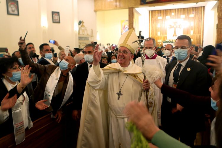 Paus Fransiskus, tengah, meninggalkan Gereja Mar Youssef di Baghdad, Irak, Sabtu (6/3/2021). Paus Fransiskus dan ulama Syiah di Irak menyampaikan pesan yang kuat tentang hidup berdampingan secara damai Sabtu, mendesak umat Islam di negara Arab yang lelah perang untuk merangkul Minoritas Kristen yang terkepung selama pertemuan bersejarah di kota suci Najaf.