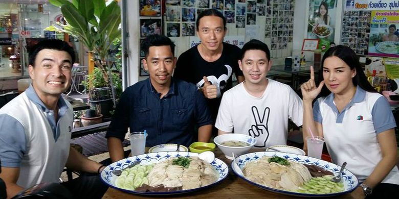 Pengunjung menyantap nasi hainan tiga kilogram dari Sri Leung Pho Cha Na.