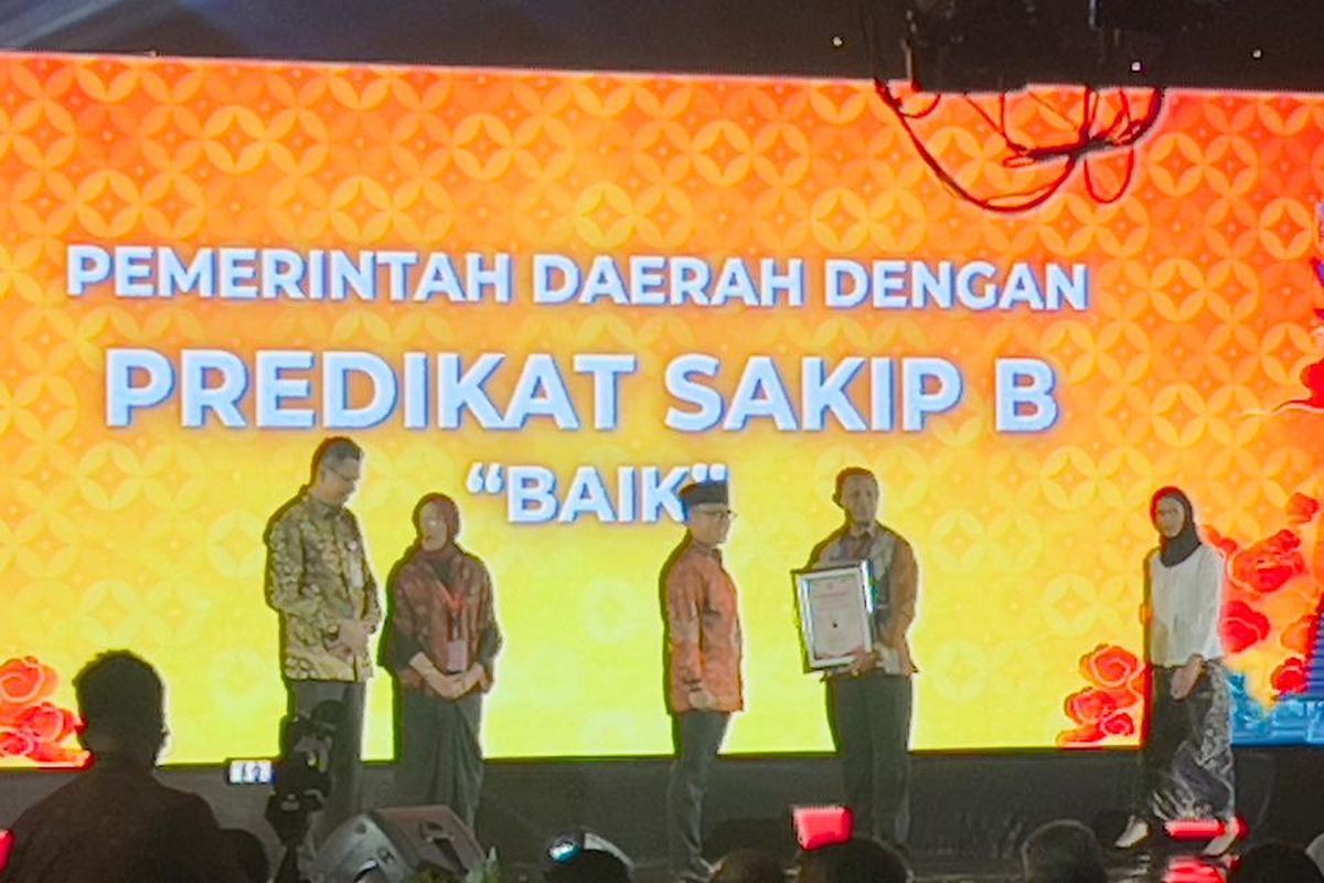 Pelaksana Tugas (Plt) Bupati Belu Aloysius Haleserens menerima piagam penghargaan dari Menteri Pendayagunaan Aparatur Sipil Negara Reformasi Birokrasi (Menpan-RB) Abdullah Azwar Anas atas Sistem Akuntabilitas Kinerja Instansi Pemerintah (Sakip) dengan predikat B (baik), di Hotel Bidakara Jakarta, Rabu (2/10/2024).