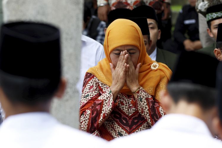 Menteri Sosial Republik Indonesia, Khofifah Indar Parawansa melakukan doa bersama dengan siswa STKQ Al Hikam Depok di Taman Makam Pahlawan Kalibata, Jakarta Selatan, Senin (2/10/2017). Kegiatan ini untuk memeringati Hari Kesaktian Pancasila. KOMPAS IMAGES/KRISTIANTO PURNOMO