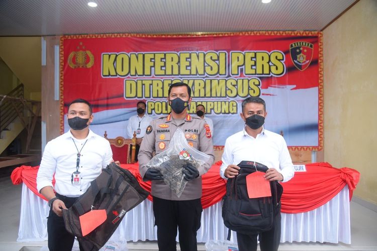 Polda Lampung menggelar ekspos tangkapan perdagangan bagian satwa dilindungi senilai Rp 1,4 miliar.