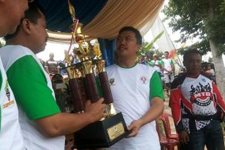 Menpora Imam Nahrawi memberikan Piala kepada Panitia Kejuaraan BMX Liga Pelajar Indonesia Seri 1 di Sirkuit Batu Korsi, Desa Margalaksana, Sumedang, Jawa Barat, Sabtu (11/7).