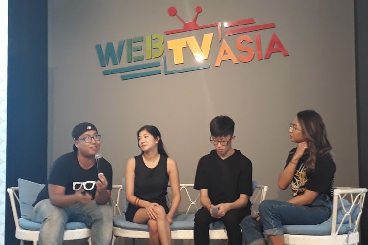 Youtuber Fix Productions, Filo Sebastian, dan Jovi Adhiguna diabadikan di kantor WebTVAsia Indonesia di Jalan Cianjur, Menteng, Jakarta Pusat, Selasa (16/5/2017). Mereka akan hadir dalam Viral Fest Asia 2017 di Show DC Bangkok, Thailand, pada 2-3 Juni mendatang.