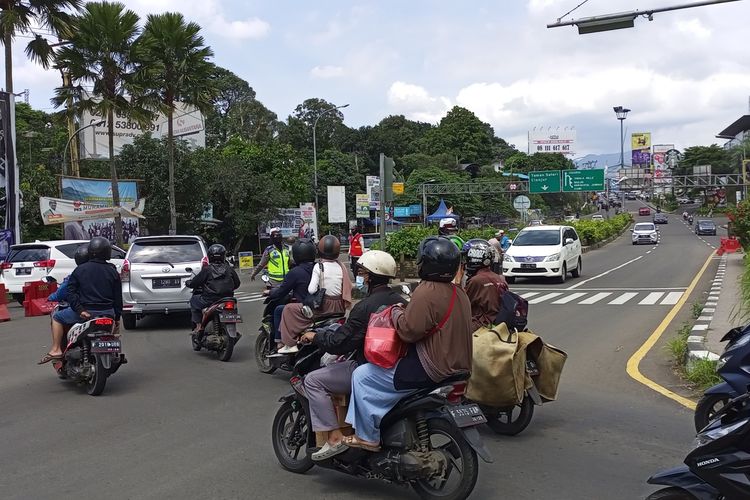 Petugas kepolisian tengah menerapkan sistem one way atau satu arah ke bawah (Jakarta) di Simpang Gadog, Kecamatan Ciawi, Kabupaten Bogor, Jawa Barat, Kamis (3/3/2022).