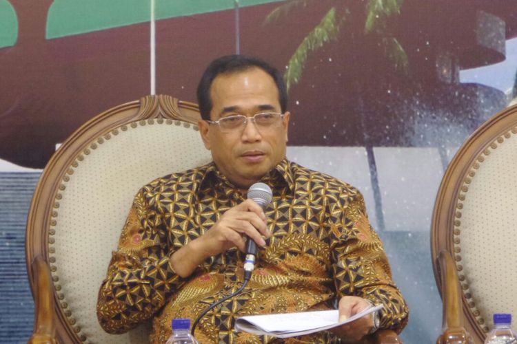 Menteri Perhubungan Budi Karya Sumadi di Kompleks Parlemen, Senayan, Jakarta, Selasa (4/4/2017).