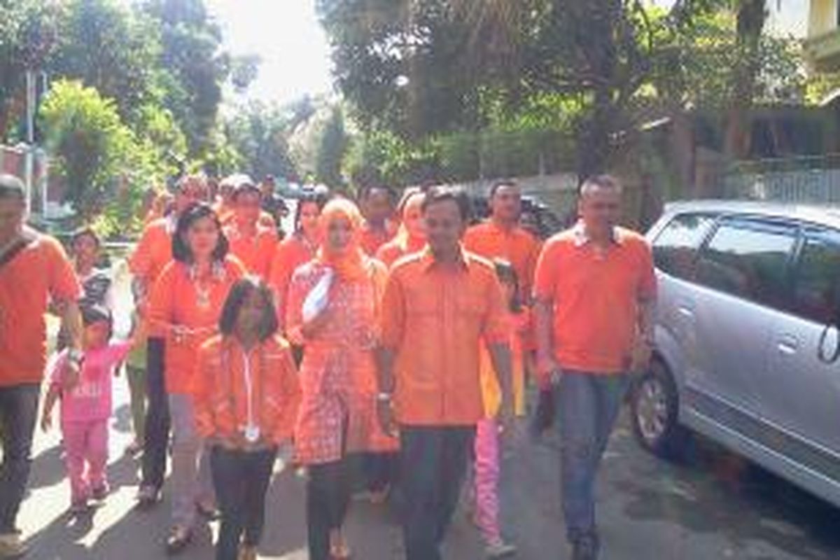 Calon Walikota Bogor, Bima Arya beserta istri, Yeni Rahman, dan keluarganya nampak berjalan kaki menuju TPS 21.