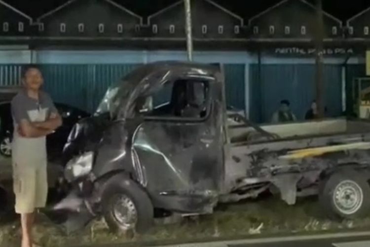 Mobil yang terlibat kecelakaan di jalan Wonosari-Semanu Km. 3, tepatnya di Padukuhan Sambirejo, Kalurahan Semanu, Kapanewon Semanu, Gunungkidul, DI Yogyakarta. Kamis (8/6/2023) malam.