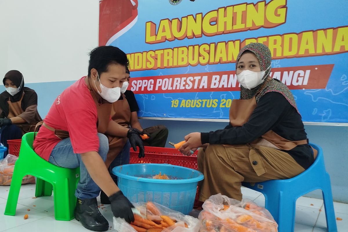 Relawan SPPG Polri Blimbingsari Banyuwangi, Citra Erlina. 