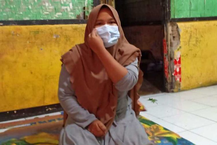 Novi, Ibu dari Rizky yang mengalami perundungan karena bersekolah menggunakan seragam dekil dan lusuh. Warga Baleendah, Kabupaten Bandung, Jawa Barat ini sempat menuliskan keluhannya di kolom pengaduan Jabar Quick Respon (JQR) dan akhirnya dipertemukan dengan Gubernur Jawa Barat Ridwan Kamil.