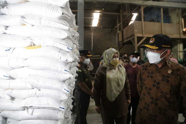 Menteri Koordinator PMK Muhadjir Effendy saat sidak ke Gudang Bulog untuk melihat beras bansos menggumpal seperti batu di Kabupaten Pandeglang, Jumat (6/8/2021)