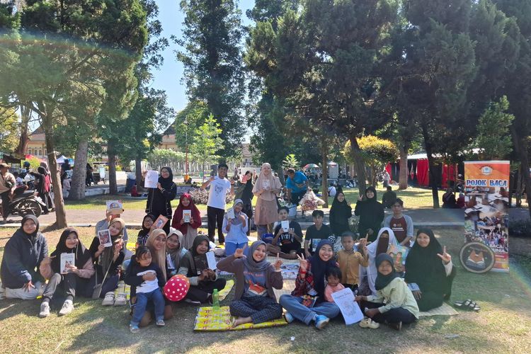 Kegiatan Piknik Buku oleh komunitas Majang Buku di Alun-alun Lumajang