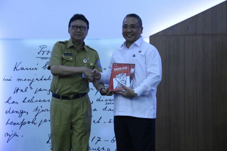 Menteri Dalam Negeri RI, Tjahjo Kumolo dan Menteri Desa, Pembangunan Daerah Tertinggal, dan Transmigrasi RI, Eko Putro Sandjojo, Dalam Acara Pembekalan Kepemimpinan Kepala daerah dan Wakil Kepala Daerah Hasil Pilkada Serentak 2015 di kantor Badan Pengembangan Sumber Daya Manusia (BPSDM), Kementerian Dalam Negeri, Jalan Taman Makam Pahlawan Nomor 8, Jakarta Selatan, Senin (22/5/2017). 