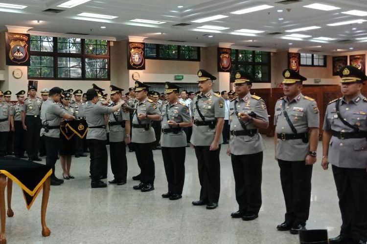 Kapolri Jenderal Pol Tito Karnavian melantik Kapolda Nusa Tenggara Barat Brigjen Pol Achmat Juri dan sejumlah perwira Polri lain di Rupatama Mabes Polri, Jakarta, Kamis (19/4/2018).