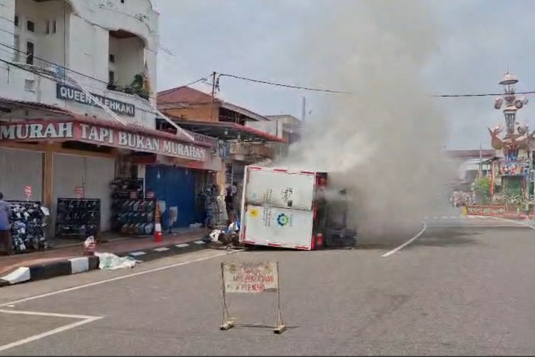 Truk Pengangkut Trafo PLN Terbalik dan Terbakar di Pariaman, Tabrak 3 Kendaraan