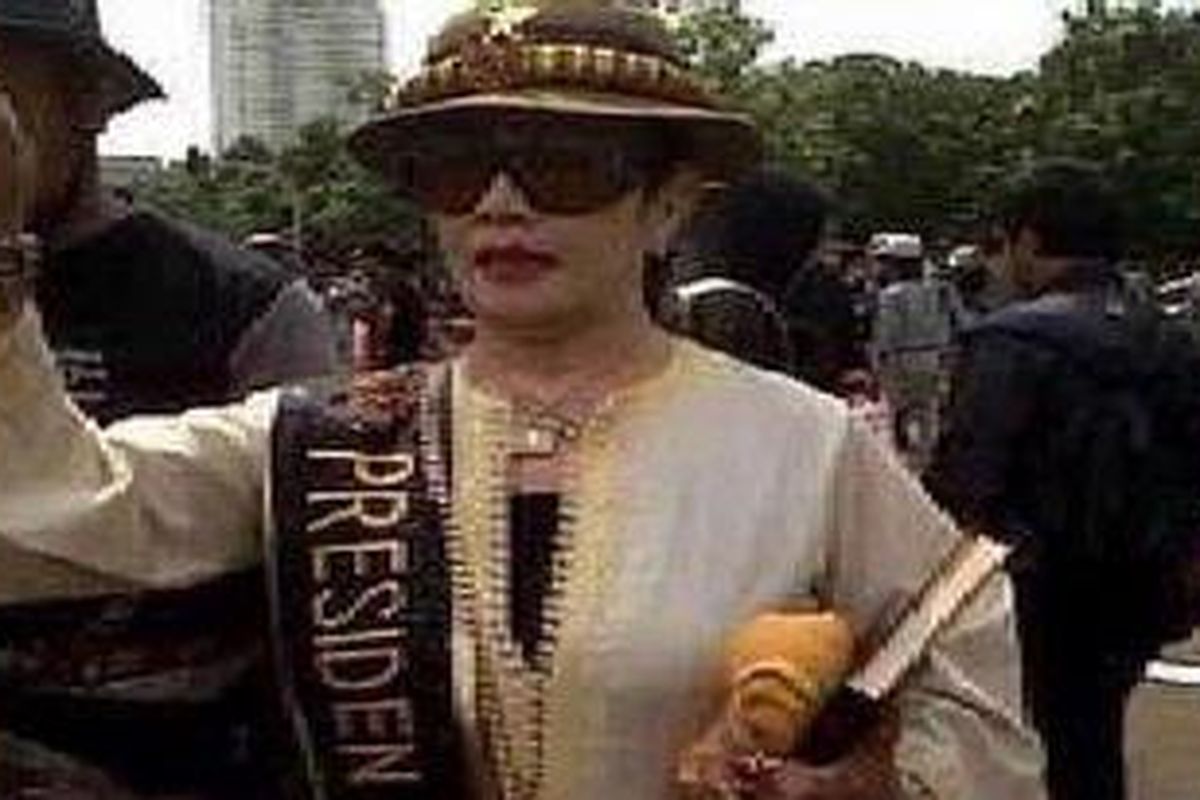 Presiden Perdamaian, Herawaty Rinto Paeran, yang tampak berlalu lalang di depan Istana Negara.