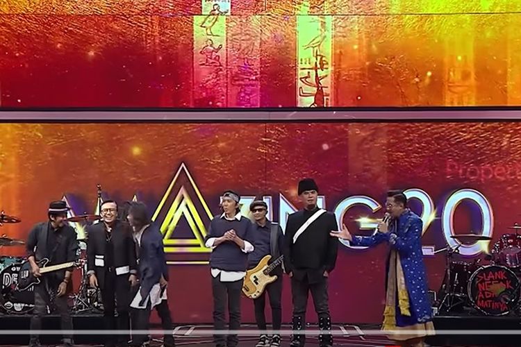 Grup musik Slank dan Dewa 19 saat tampil di acara Amazing 20.