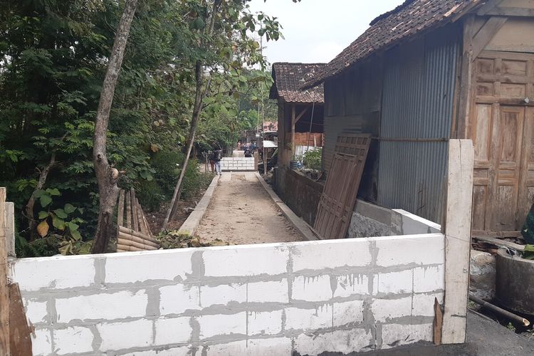Jalan di Dukuh Ngledok, Desa Gading, Kecamatan Tanon, Sragen, Jawa Tengah ditutup dengan menggunakan tembok bata hebel, Selasa (4/8/2020).