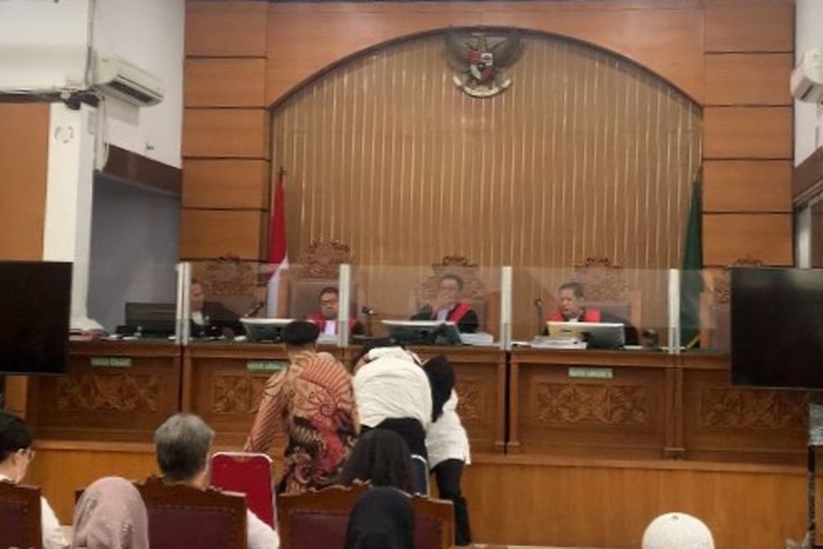 Penampakan Siti Khotimah (23) saat terjatuh di depan Majelis Hakim di ruang sidang utama Pengadilan Negeri Jakarta Selatan, Senin (5/6/2023) 