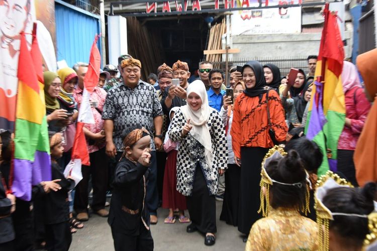 Wakil Ketua Tim Penggerak PKK Provinsi Lina Marlina Ruzhan saat meninjau Evaluasi Terakhir P2WKSS Jabar Tahun 2019 di Kota Cimahi, Jumat (22/11/19). 