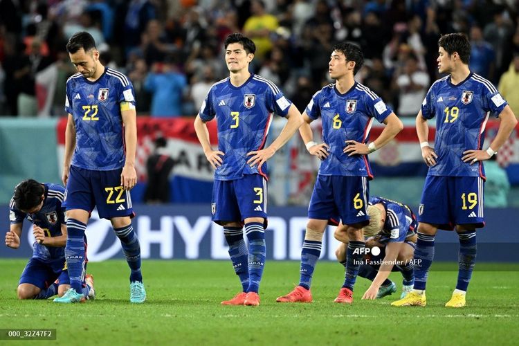 Reaksi para pemain Jepang atas kekalahan mereka pada babak 16 besar Piala Dunia 2022 Qatar antara Jepang vs Kroasia di Stadion Al-Janoub di Al-Wakrah, selatan Doha pada Senin 5 Desember 2022.