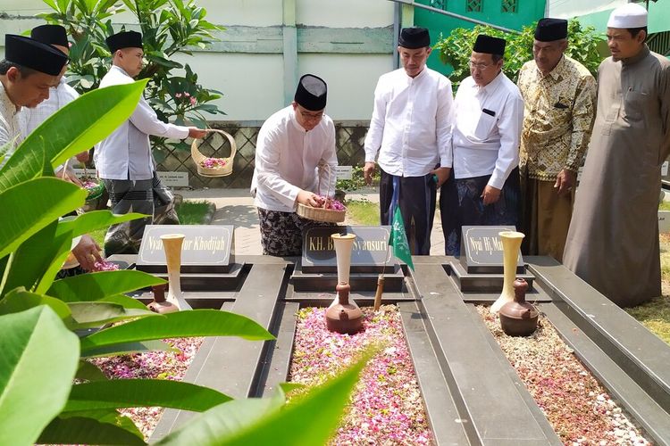 Bakal calon presiden (Bacapres) Anies Rasyid Baswedan, menziarahi makam pendiri NU KH. Bisri Syansuri dan para dzurriyah Pesantren Mamba'ul Ma'arif Denanyar, Kabupaten Jombang, Jawa Timur, Kamis (31/8/2023).